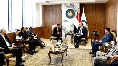 وزير البترول يبحث مع 