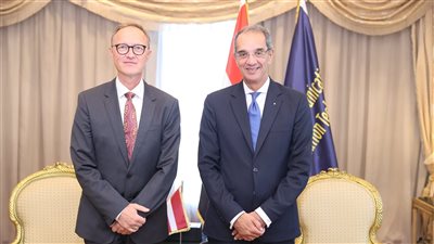 وزير الاتصالات يبحث مع سفير لاتفيا تعزيز التعاون فى مجالات التحول الرقمى والتعهيد