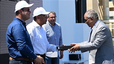  رئيس الوزراء يسلم عددا من الوحدات السكنية والشاليهات لحاجزيها بالعلمين الجديدة