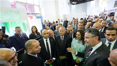 وزير التموين والتجارة الداخلية يتفقد جناح البريد في معرض اهلا مدارس