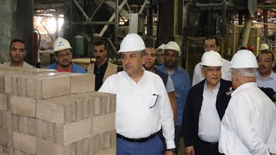 وزير قطاع الأعمال العام يوجه باستغلال الطاقات المتاحة لزيادة إنتاج مصانع شركة الإسكندرية للحراريات