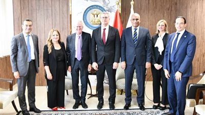 وزير البترول يبحث مع 