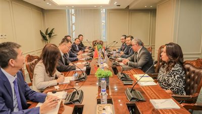 رئيس اقتصادية قناة السويس يبحث مع وفد صيني التعاون في القطاعات ذات الاهتمام المشترك