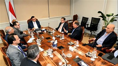 وزير الإسكان يتابع مع مسئولى بنك التعمير معدلات تسويق مشروعات المجتمعات العمرانية الجديدة