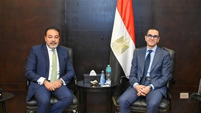 وزير الاستثمار يبحث الاستفادة من خدمات بنك أبو ظبي الأول في الترويج لفرص ومقومات الاستثمار بمصر