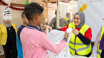 دكان الفرحة يوفر الملابس الشتوية مجانًا للأطفال الأيتام