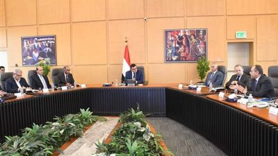 وزير الإسكان يتابع سير العمل بمشروعات المياه والصرف وأبراج العلمين الجديدة 