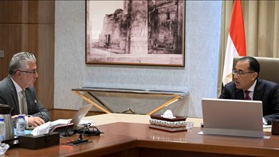 مدبولي يؤكد اهتمام الدولة بتوطين مكونات صناعة الطاقة الجديدة والمتجددة والسيارات الكهربائية