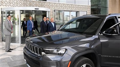 رئيس الوزراء يبحث توطين 4 طرازات من السيارات في مصر