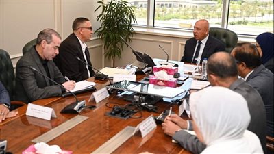 وزير الصناعة يبحث خطة إنشاء مصنع لإنتاج الأبواب المصفحة والمعدنية المقاومة للحريق بمصر