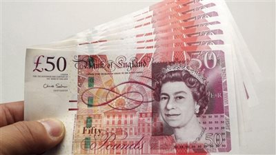 الجنيه الاسترليني يهبط إلى أدنى مستوياته مقابل الدولار منذ يوليو الماضي