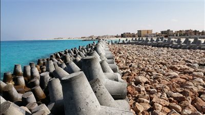 المغرب تستثمر 182 مليون دولار في حواجز الحماية لتأمين المناطق الساحلية ضد مخاطر التآكل والفيضانات