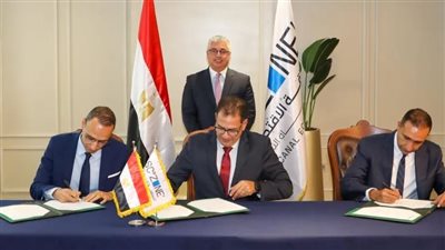 توقيع عقد مشروع 