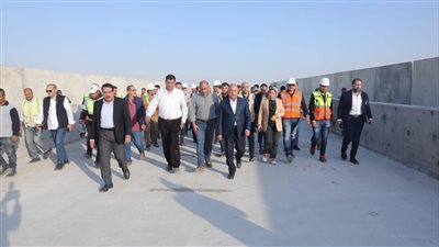 وزير الصناعة والنقل يتفقد مشروع الخط الأول من القطار الكهربائي السريع السخنة-العلمين-مطروح | صور