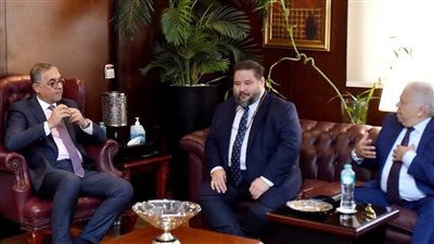 باستثمارات مبدئية 1.6 مليار دولار.. هينفرا البولندية تبحث إنشاء مشروع لإنتاج الأمونيا الخضراء في مصر