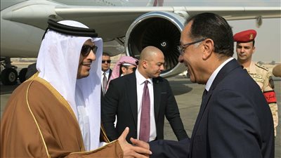 رئيس الوزراء يستقبل نظيره القطري بمطار القاهرة الدولي
