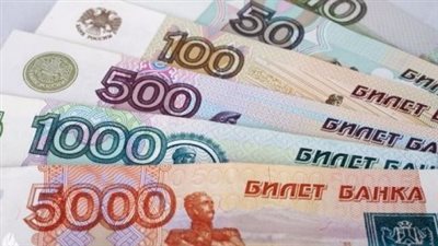 الرابح الأكبر.. صعود الروبل الروسي يهزم الذهب والدولار