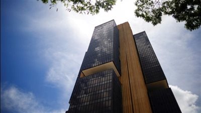 البنك المركزي البرازيلي يلمح لمزيد من رفع أسعار الفائدة