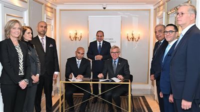 توقيع عقد بين 