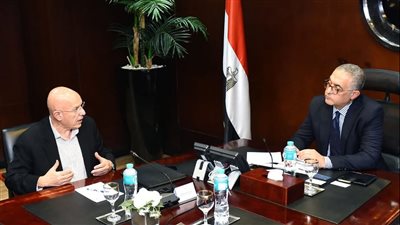 باستثمارات 385 مليون دولار.. أكبر منتج للأقمشة المصبوغة والقمصان في العالم يبحث إنشاء مصنع بمصر