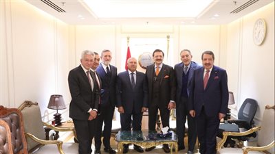 وفد من المستثمرين الأتراك يبحث إنشاء عدد من المصانع في مصر