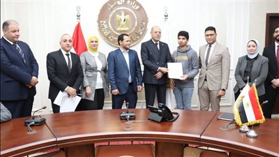 وزير العمل يُسلم 25 عقد عمل لذوي الهمم