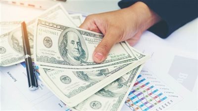 فيتش تفجر مفاجأة عن مصير سعر الدولار.. قالت إيه 