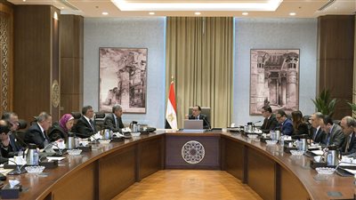 رئيس الوزراء يستعرض الفرص السياحية بالمنطقة المحيطة بهضبة الأهرام