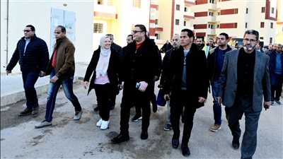 وزير الإسكان يتفقد مشروعات 