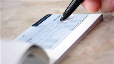 هل يفرض البنوك رسوما على سحب الشيكات المرتبطة بحساب التوفير؟