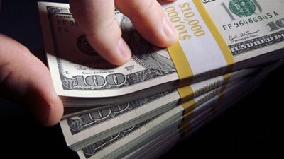 الدولار يحقق أول مكسب أسبوعي خلال شهر