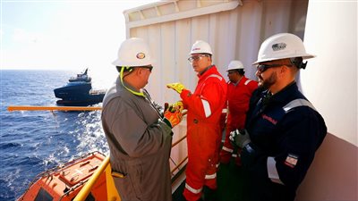  وزير البترول يتفقد سفينة الحفر 9-Valaris Ds للبحث عن الغاز في شمال مراقيا