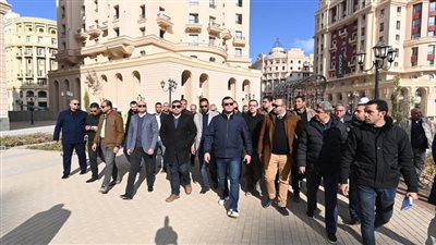 وزير الإسكان يتفقد سير العمل بالحى السكني R5 والطرق والمحاور بالعاصمة الإدارية الجديدة