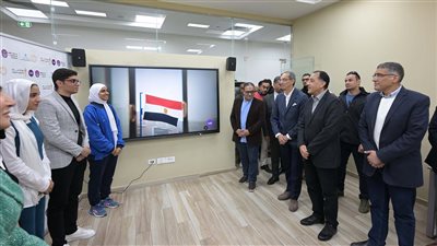 رئيس الوزراء يلتقي عددا من خريجي برنامج التدريب من أجل التوظيف وأكاديمية المواهب المصرية
