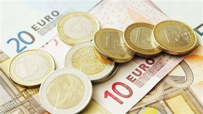 اليورو يخسر ويصل لأقل مستوى في عامين