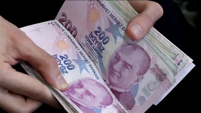 الليرة التركية تلتقط أنفاسها مع رفع 