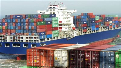 انخفاض أسعار شحن الحاويات مع عودة السفن لعبور قناة السويس.. وتوقعات بالمزيد