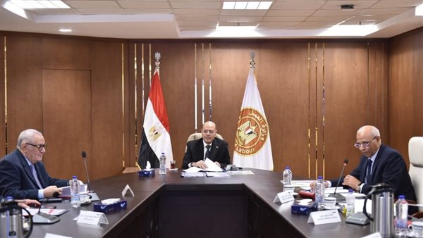 وزير العمل يرأس اجتماع