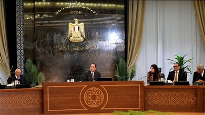 رئيس الوزراء خلال اجتماع 