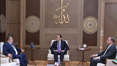 مدبولي يبحث مع محافظ البنك المركزي ووزير المالية إتاحة الاعتمادات المالية المطلوبة لتعزيز مخزون السلع