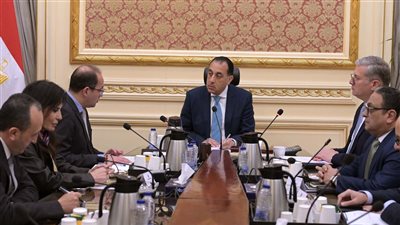 رئيس الوزراء يبحث مع وزيري المالية والبترول التجهيز لإطلاق مبادرة تحويل السيارات للعمل بالغاز