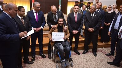 وزير العمل ومحافظ الفيوم يسلمان 10 عقود لذوي الهمم في مهنة التفصيل والخياطة