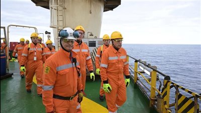 رئيس الوزراء يتفقد حفار ظُهر 