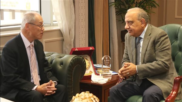 وزير الكهرباء مع