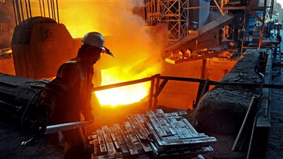 صناعة الحديد والصلب في مصر راجعة تاني لمكانتها.. شوف إيه اللي بيحصل