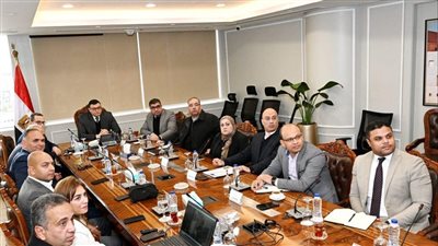 وزير الإسكان يستعرض عددا من الفرص الاستثمارية والخطة الترويجية لأحد المشروعات بالعاصمة الإدارية