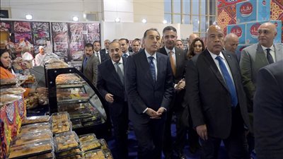 تخفيضات 30%.. رئيس الوزراء يفتتح المعرض الرئيسي 