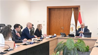 مصر تبحث التعاون مع البنك الأوروبي للإعمار في تقييم الحالة الانشائية لحائط رشيد البحري