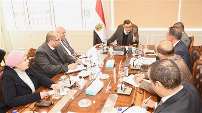 وزير الإسكان يبحث مع مسئولي الشركة الوطنية لإنشاء وتنمية وإدارة الطرق تعظيم الاستفادة من الإعلانات