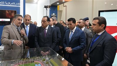 رئيس الوزراء يتفقد جناح وزارة الشباب والرياضة بمعرض ومؤتمر